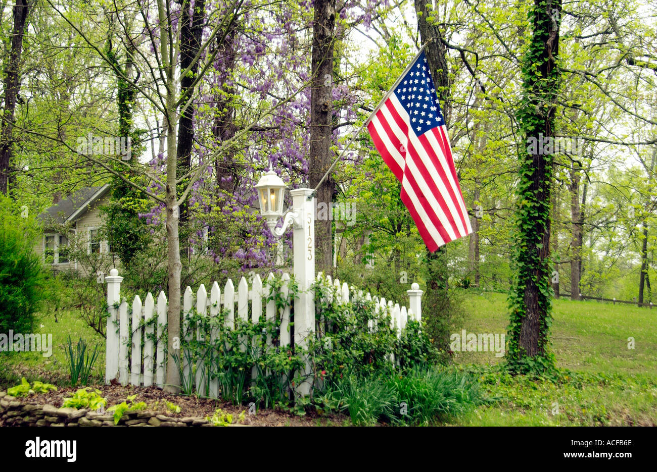 US drapeau américain et clôture blanche montrant le patriotisme à Macon en Géorgie Banque D'Images
