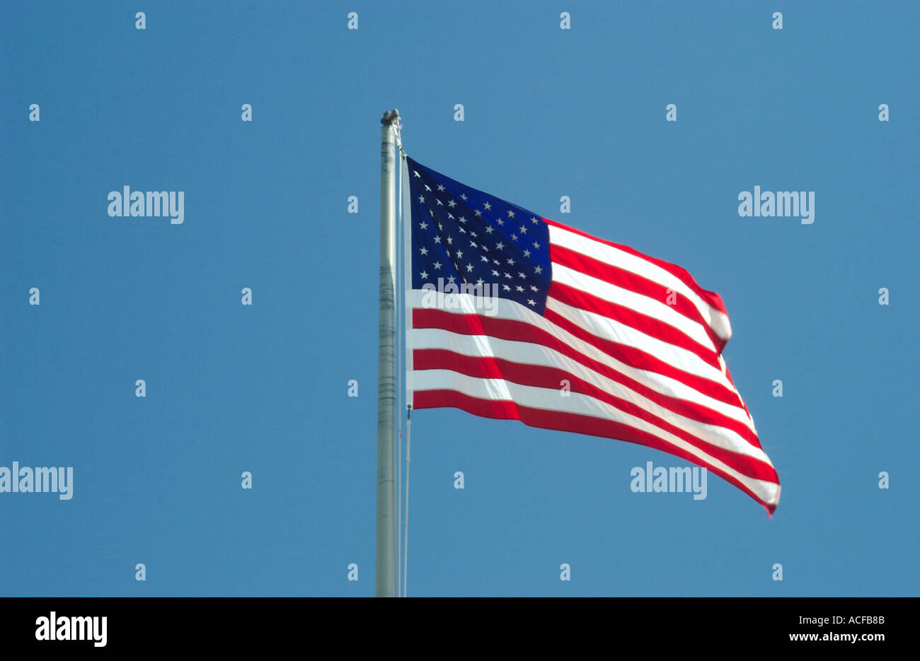 US drapeau américain avec fond de ciel bleu Banque D'Images