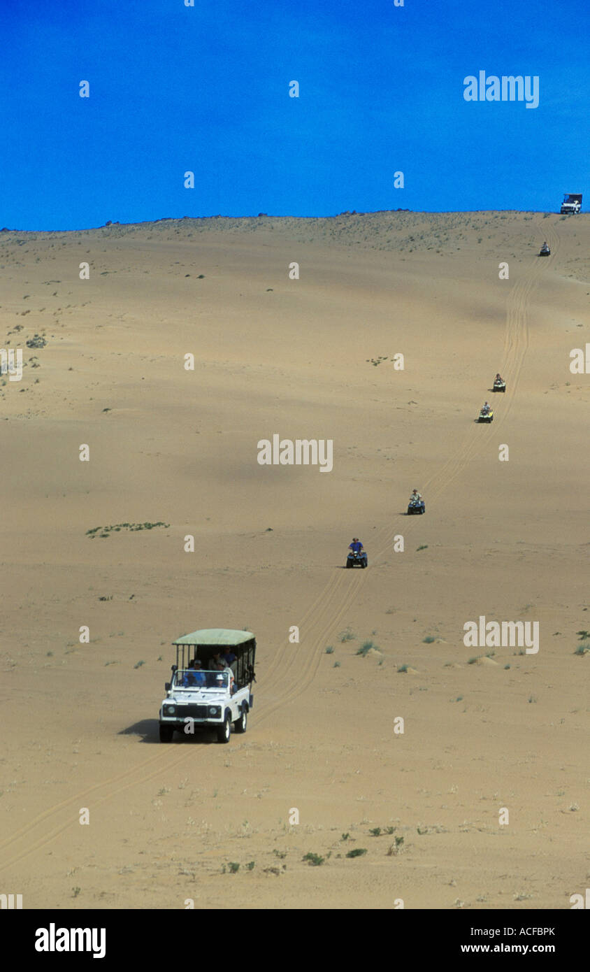 Vue panoramique de touristes en quad conduire sur une dune de sable Serra Cafema Namibie Banque D'Images