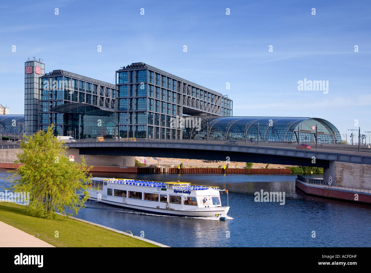 Berlin Centre gare Lehrter Bahnhof nouveau bateau de tourisme sur la rivière Spree Banque D'Images