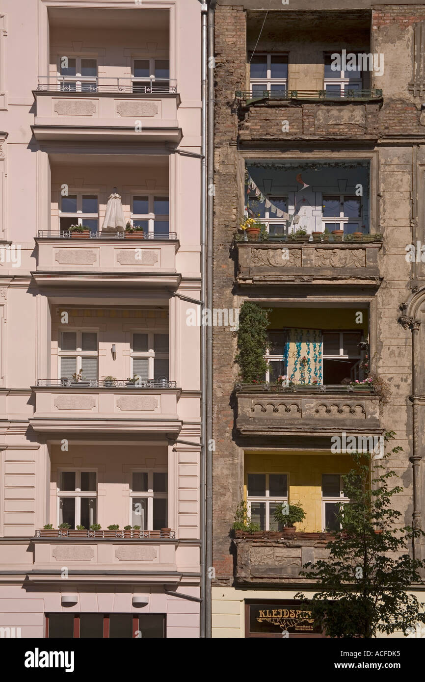 Berlin Prenzlauer Berg de vieux bâtiments rénovés et balcons décrépits Banque D'Images