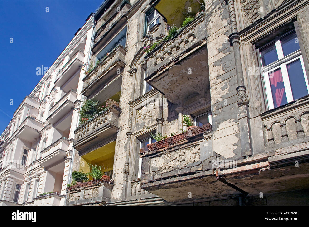 Berlin Prenzlauer Berg immobilier rehalibilitates façade des bâtiments anciens et nouveaux et anciens de contraste en difficulté Banque D'Images