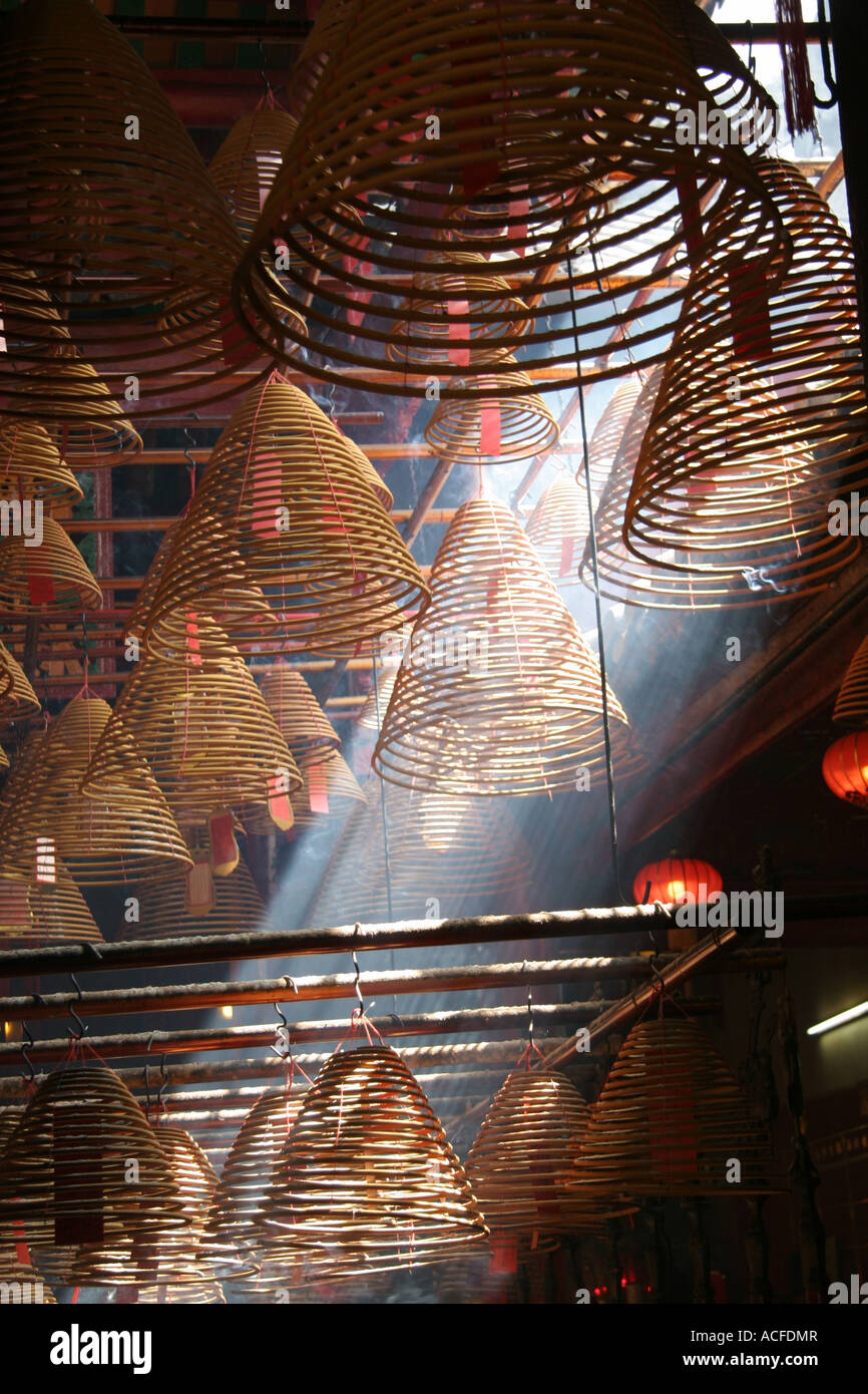 Bobines d'encens qui pendait au plafond temple Man Mo à Hong Kong Banque D'Images