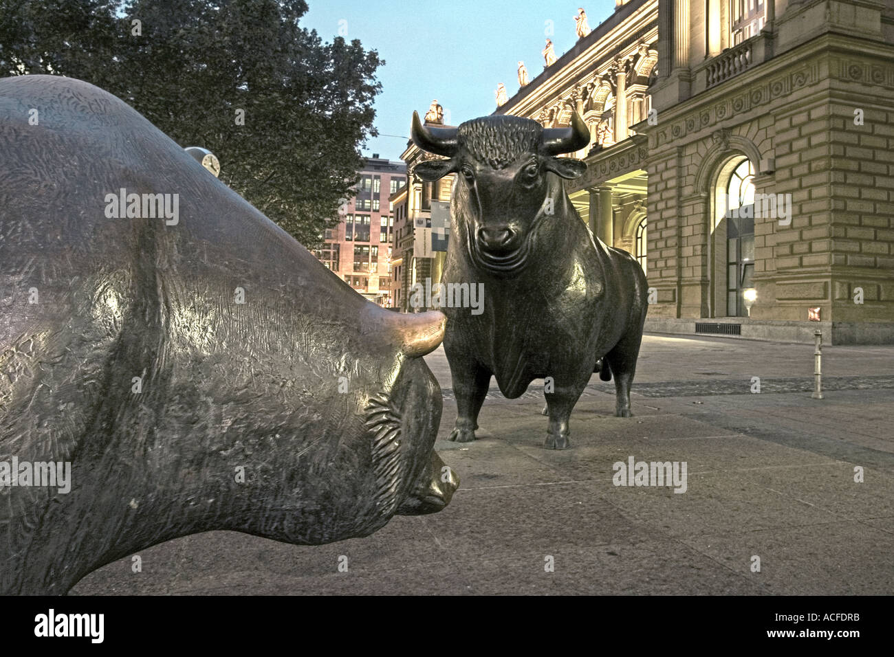 Allemagne Francfort bull et garder à l'avant du crépuscule de la bourse Banque D'Images