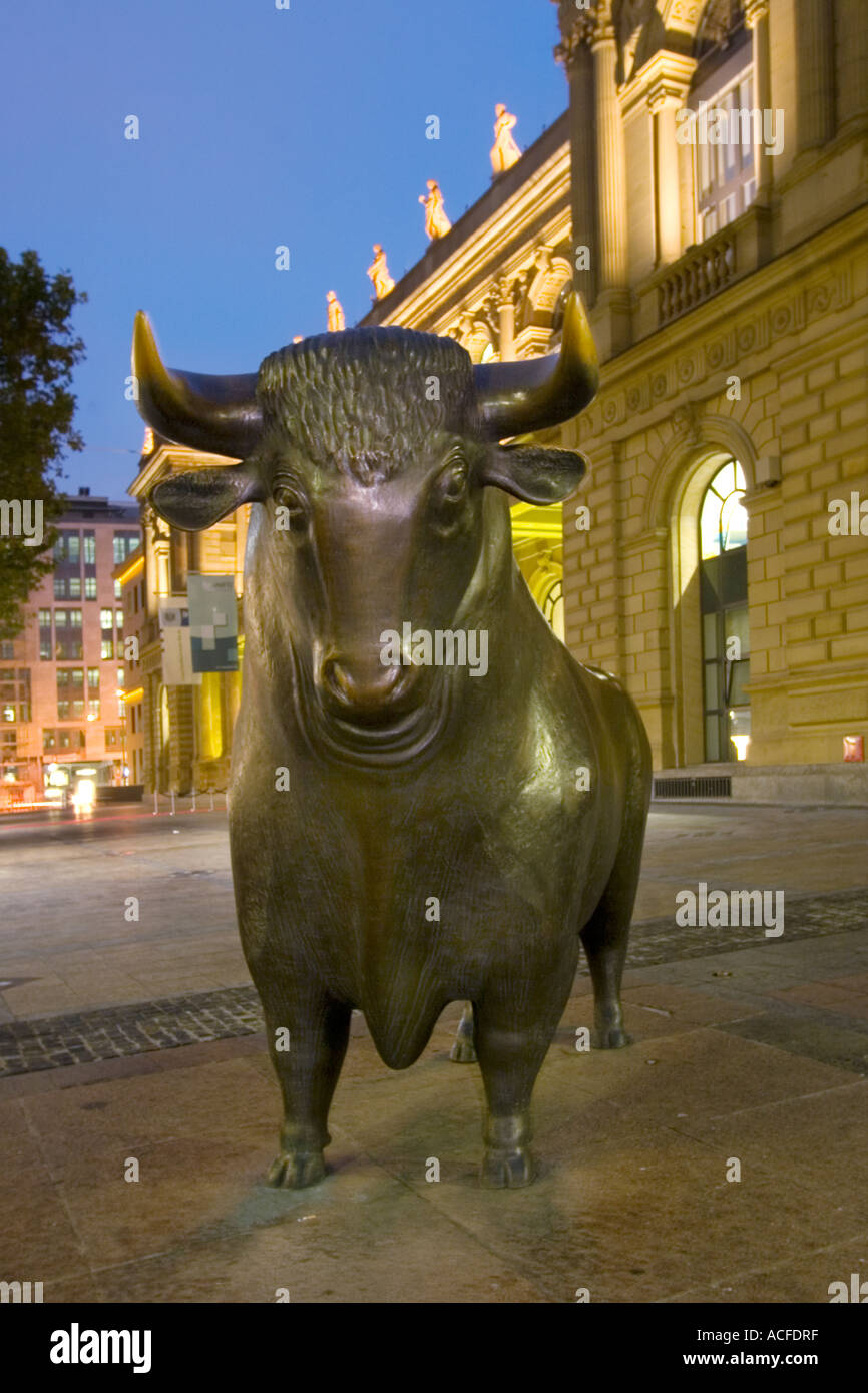 Allemagne Francfort bull en bourse avant de Twilight Banque D'Images