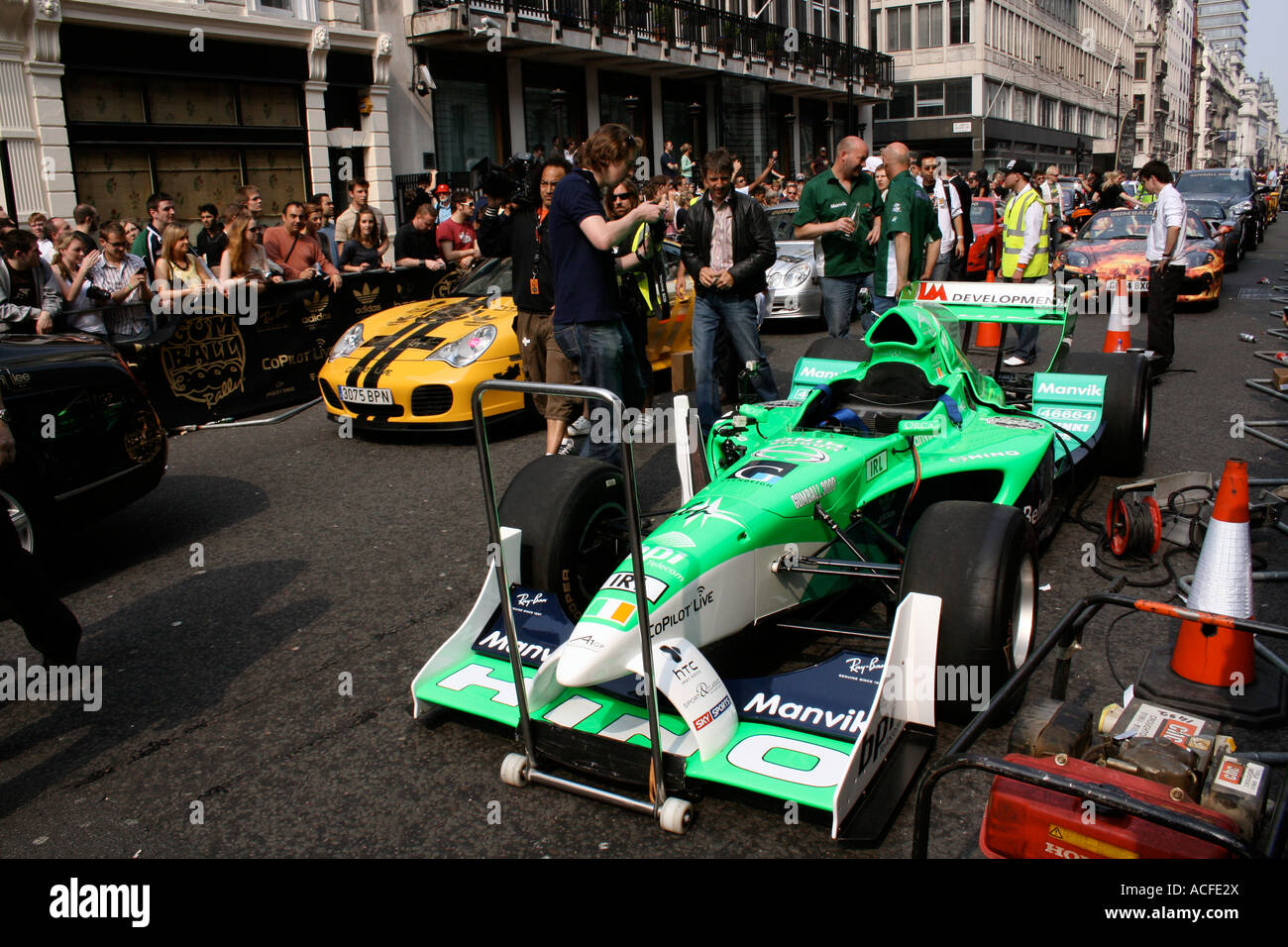 Voiture A1 Grand Prix alignés au démarrage de la Gumball Rally 3000 à Londres Angleterre Royaume-uni 2007 Banque D'Images