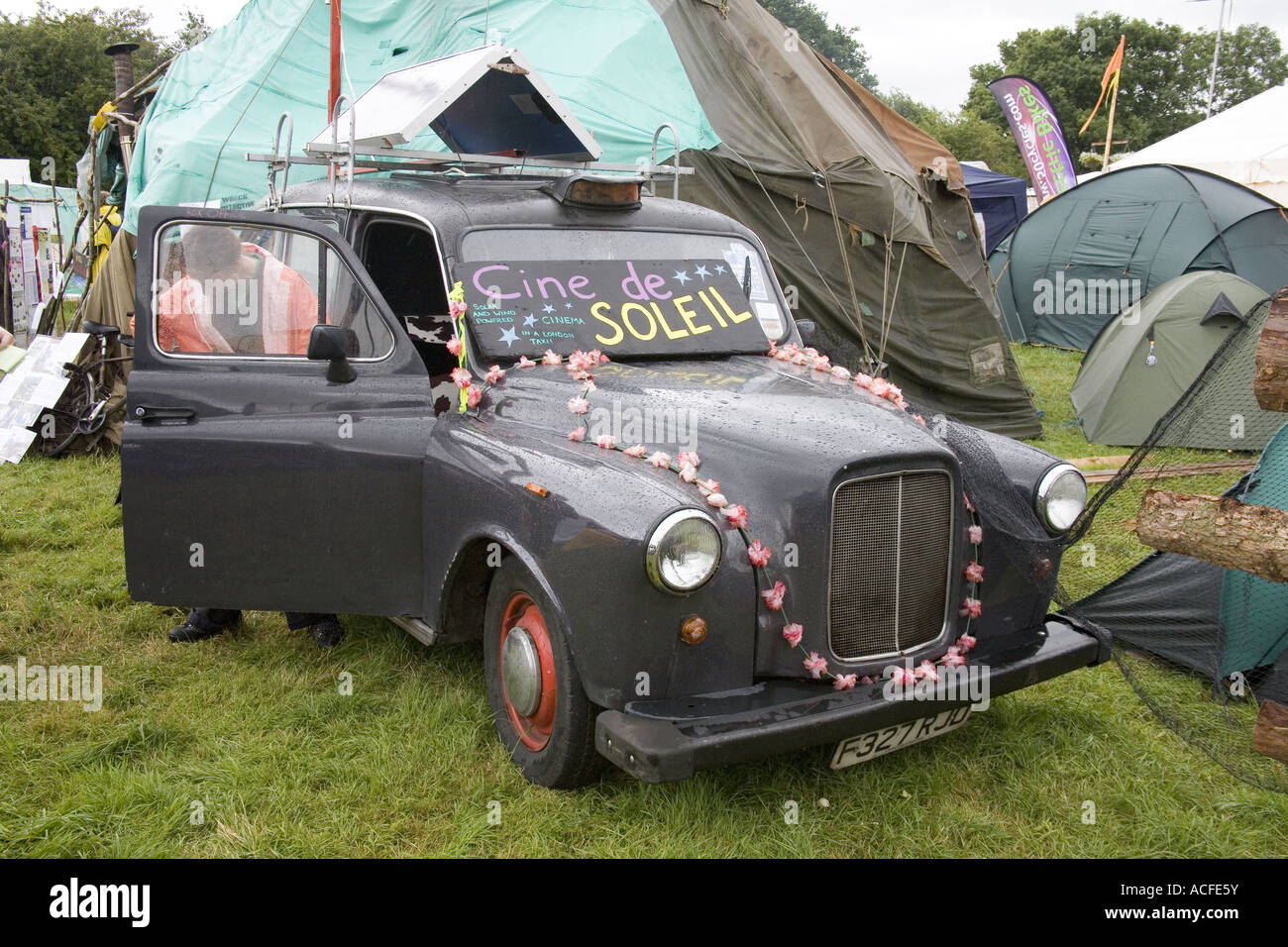 Cine de Soleil, UN taxi londonien converti en cinéma au festival Glastonbury 2007, Somerset, Angleterre. Banque D'Images