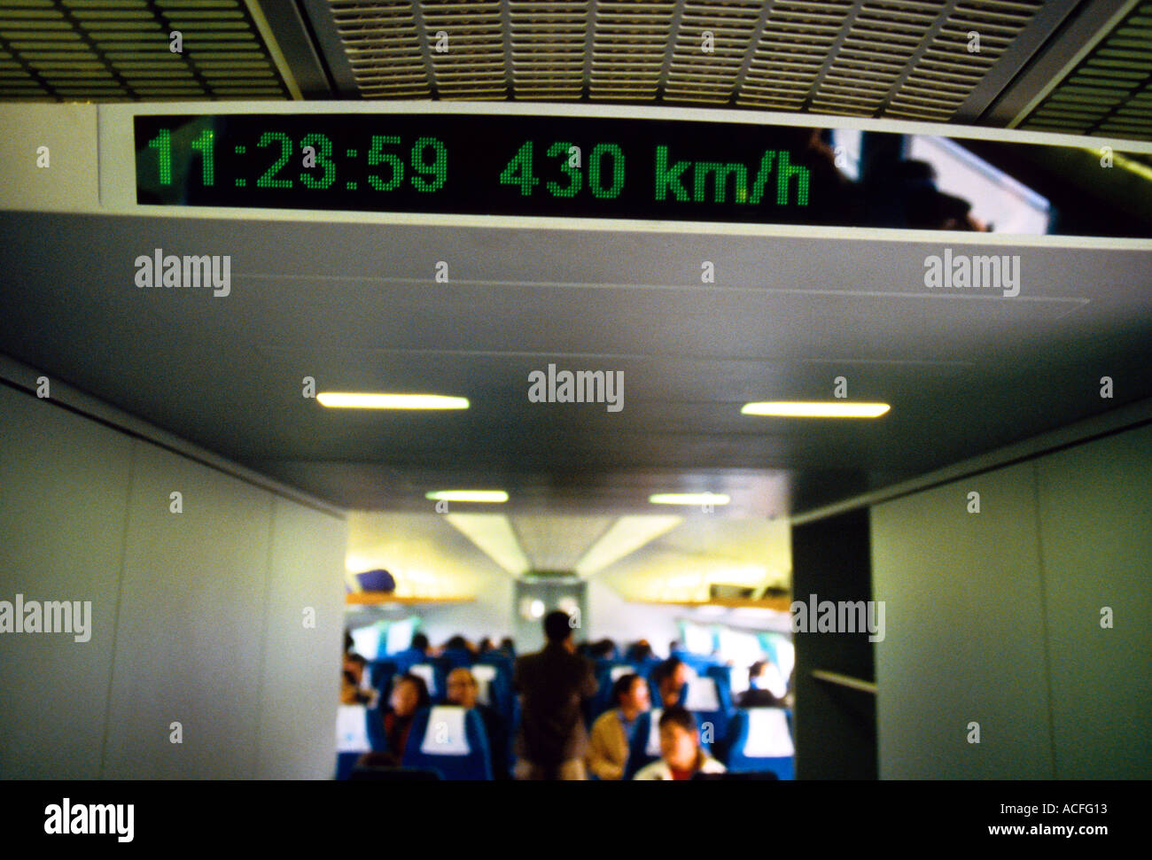 Shanghai Chine Shanghai Maglev Train montrant l'intérieur du temps et de la vitesse du train à l'approche de 431 km h haut débit Banque D'Images