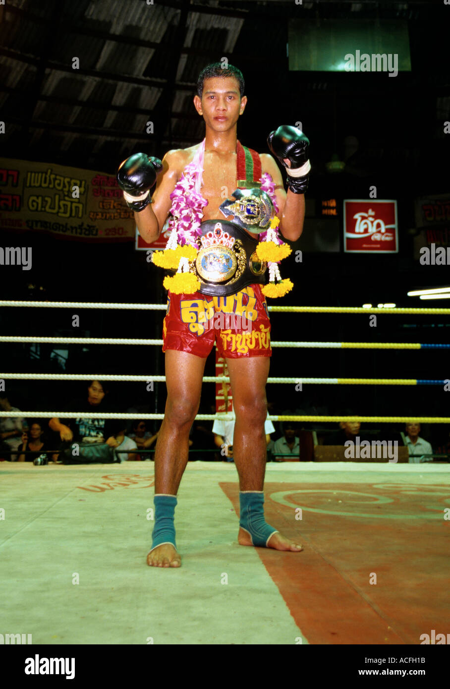 Bangkok Thailand kick Champion de Muay Thai boxer dans l'anneau à Lumpinee Stadium Banque D'Images