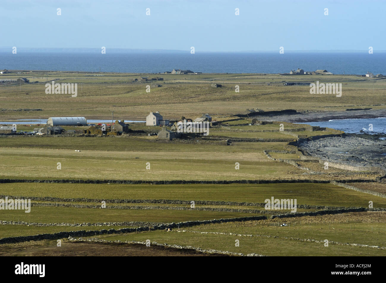 Maisons de ferme et les champs vue du nouveau phare vers 1864 North Ronaldsay Island Orkney Ecosse Banque D'Images