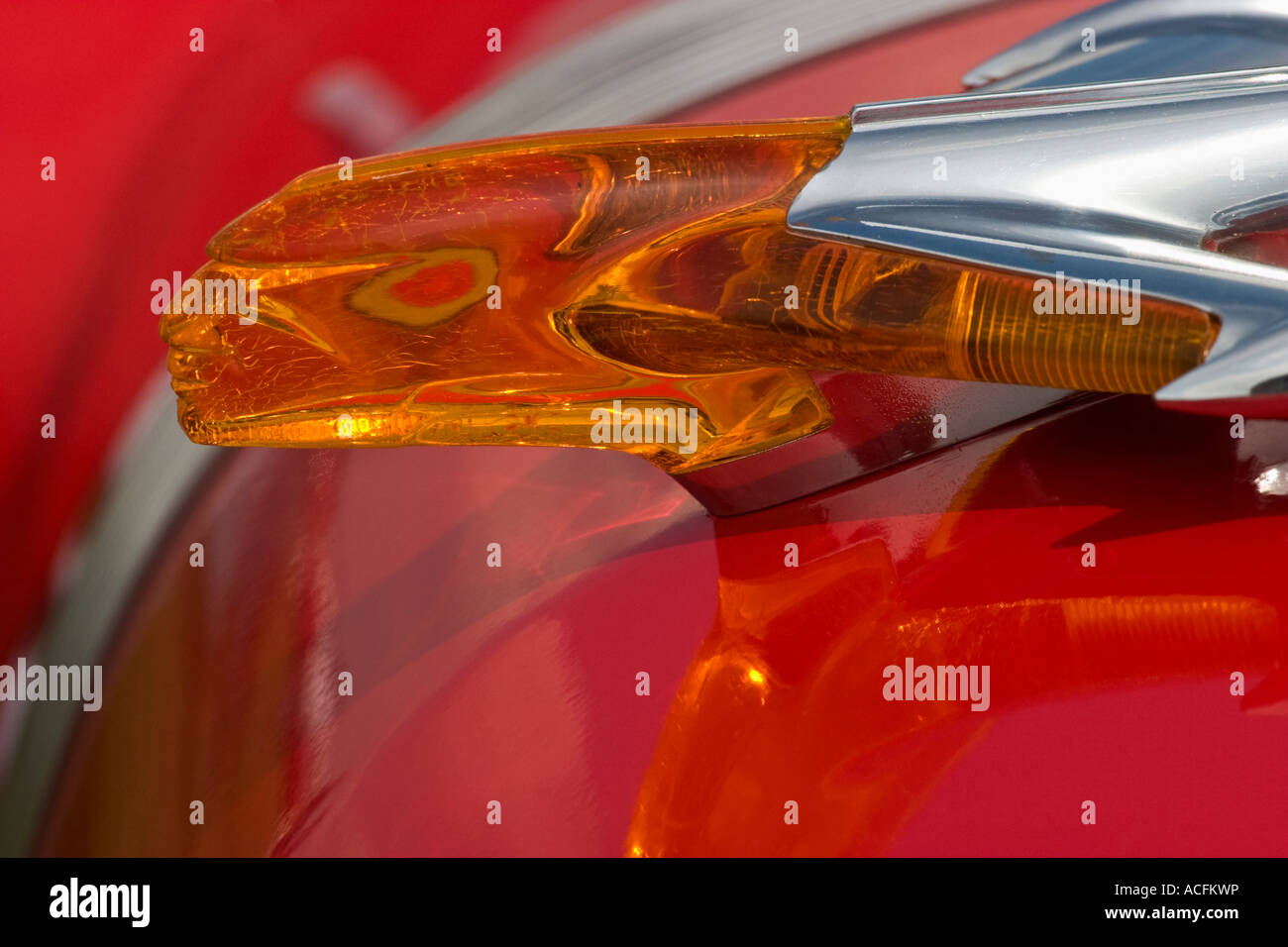 Hood ornamen sur une Pontiac rouge Banque D'Images