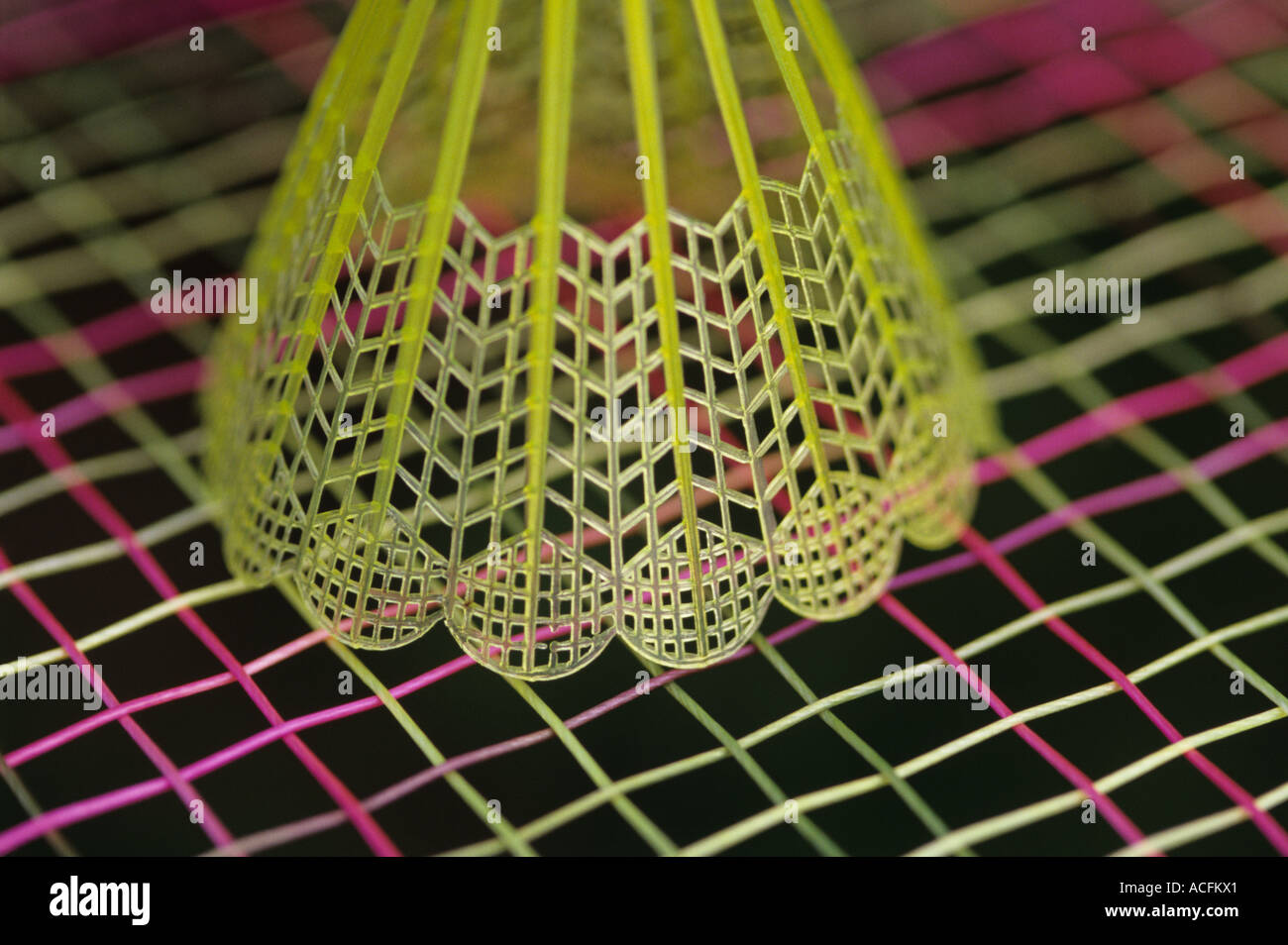 Close up de raquette badminton volant birdie sur sunset light détail modèles net Banque D'Images
