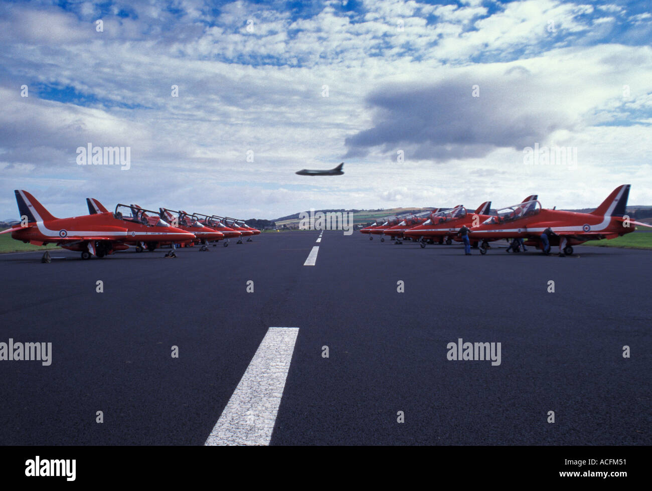 Flèche rouge avions stationnés sur le tarmac avec le survol en avion le centre Banque D'Images