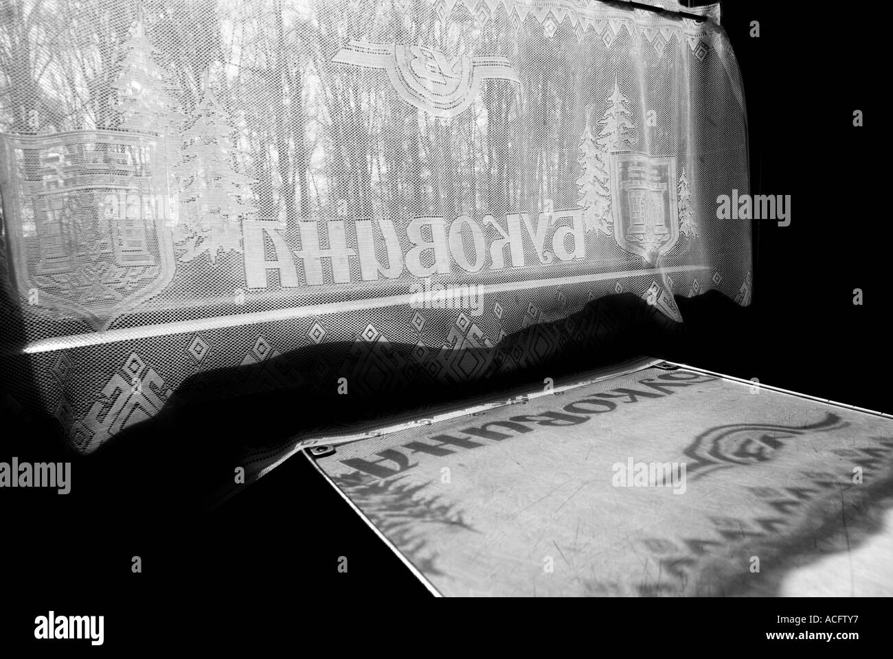 Rideau de dentelle dans un train en route vers les Carpates, l'Ukraine. Banque D'Images