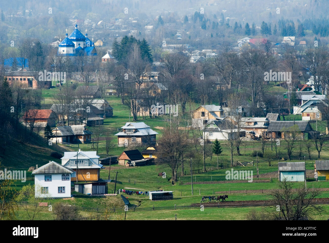 Un typique village hutsul dans les Carpates en Ukraine Banque D'Images
