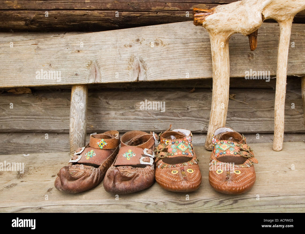 Chaussures en cuir antique de l'Hutzul Hutsul dans Hutsulshyna costumes ethniques traditionnels Hutzulshyna Carpates Ukraine Banque D'Images