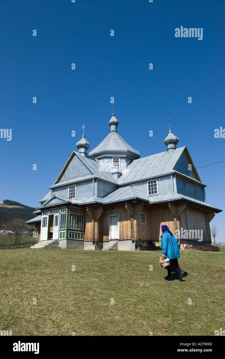 Une vieille femme se rend à l'église de Verkhovyna Carpates ouest de l'Ukraine Banque D'Images