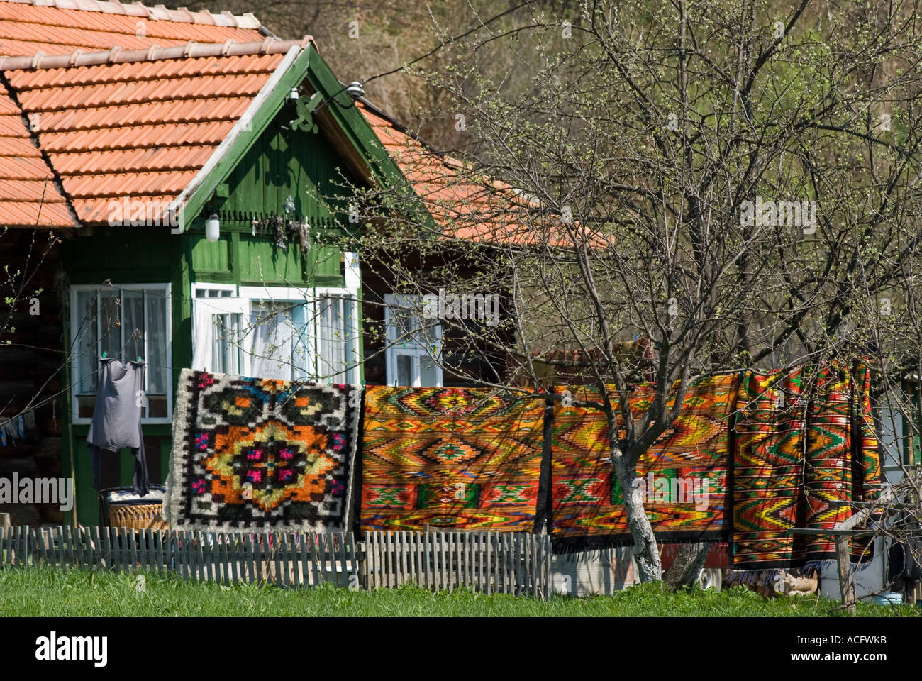 Kilim tissé main pendre hors d'une maison dans un village de Hutsulshyna Carpates ouest de l'Ukraine Banque D'Images