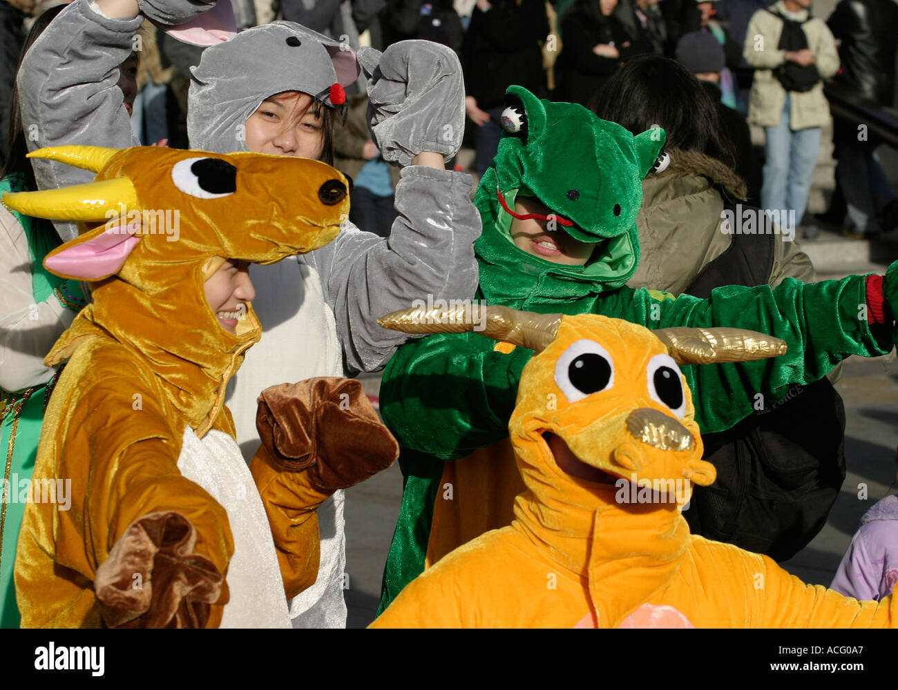 Les jeunes habillés en costumes d'animaux du Nouvel An chinois. Trafalgar Square, Londres, Angleterre Banque D'Images