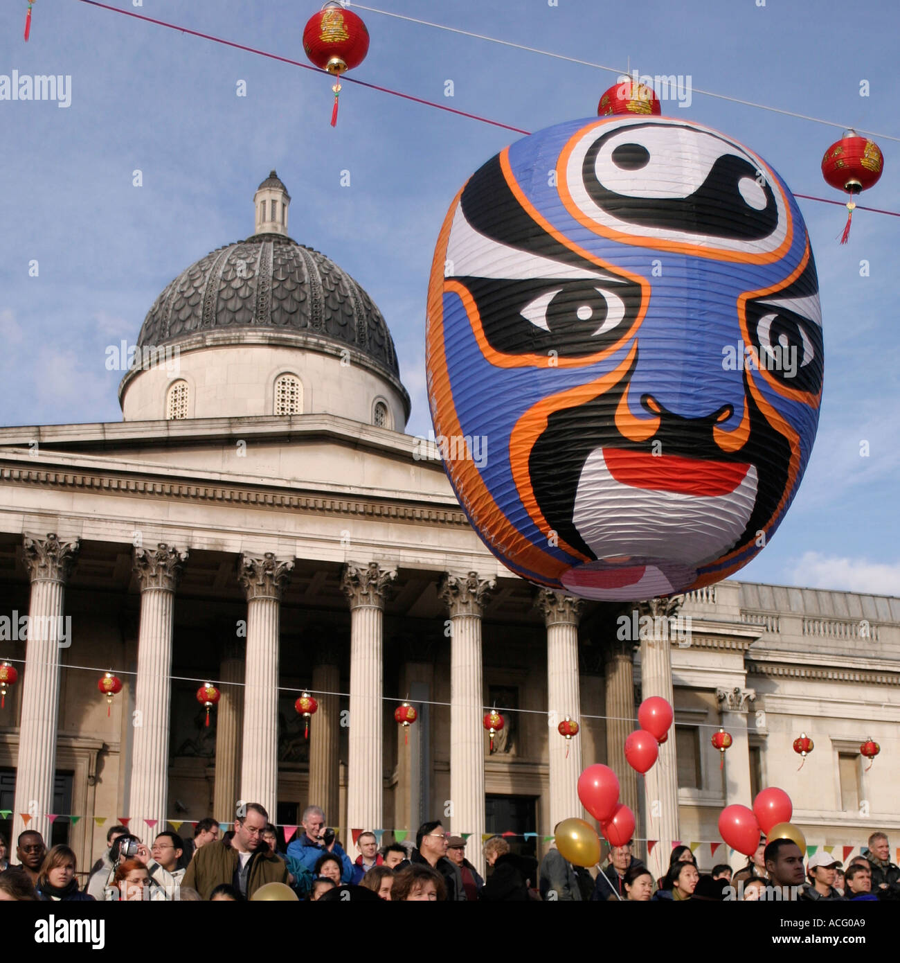 Lanterne, foule et Musée national du portrait au Nouvel An chinois. Trafalgar Square, Londres, Angleterre Banque D'Images