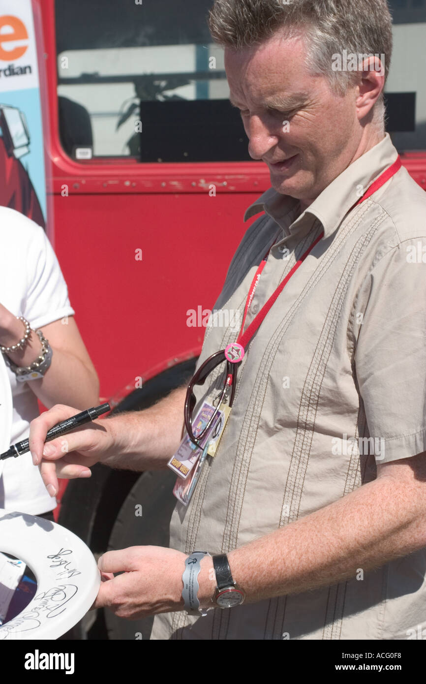Backstage Billy Bragg à Glastonbury Festival 2004 par le Guardian G2 signature siège des toilettes pour WaterAid groupe de campagne Banque D'Images