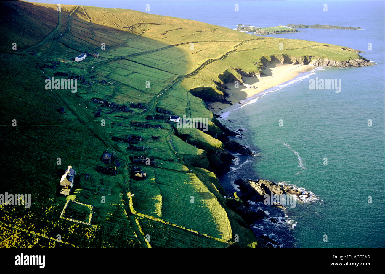 Grand, l'un des Blasket Islands Blasket, comté de Kerry, Irlande. Le village abandonné et une plage de Traigh Bhan. Banque D'Images