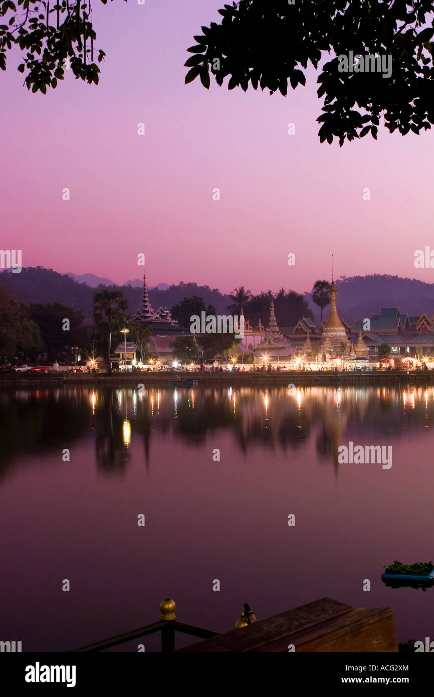 Jong Kham Lake et Wat Chong Kham Mae Hong Son, Thaïlande Banque D'Images