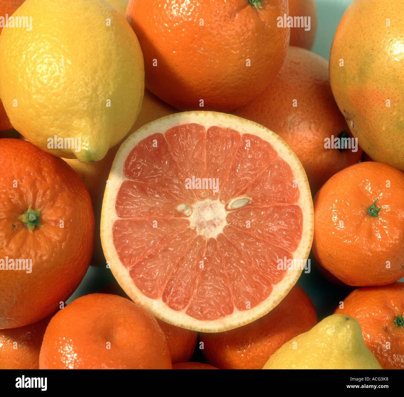 Une variété de supermarché acheté agrumes ensemble et couper Banque D'Images