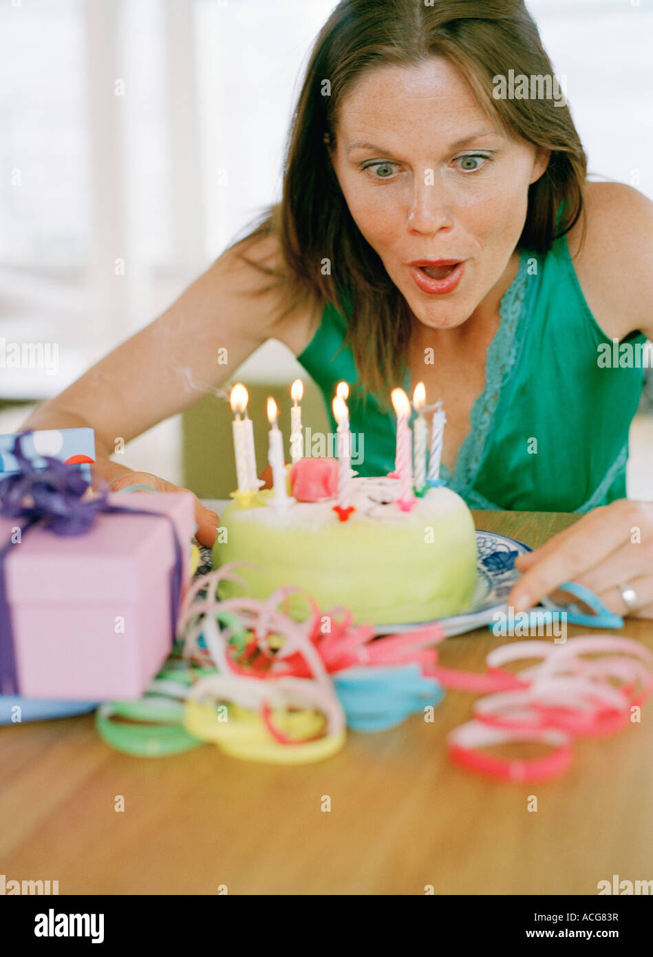 Une Femme Qui Sort Des Bougies Sur Un Gateau D Anniversaire Photo Stock Alamy
