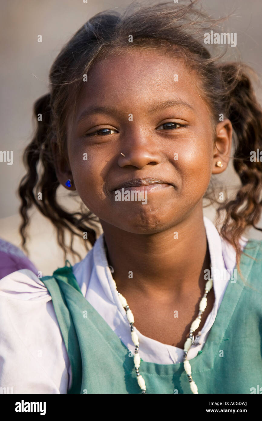Indian girl smiling vêtue de son uniforme scolaire. L'Andhra Pradesh, Inde Banque D'Images