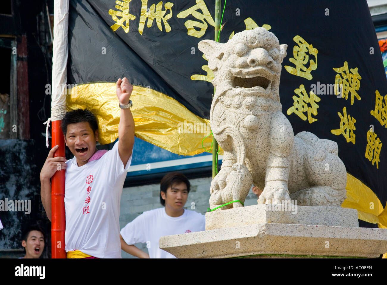 Cheering on Parade porteur Cheung Chau Bun Festival Hong Kong Chine Banque D'Images