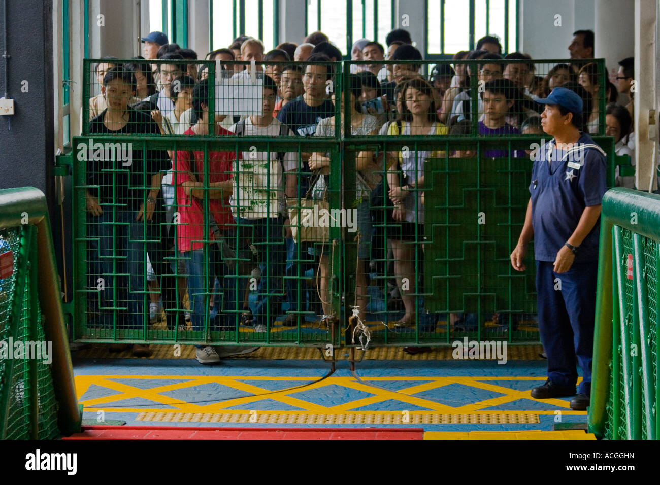 Attendre les passagers à l'arrière de la porte à bord du Star Ferry Pier Central Hong Kong SAR Banque D'Images
