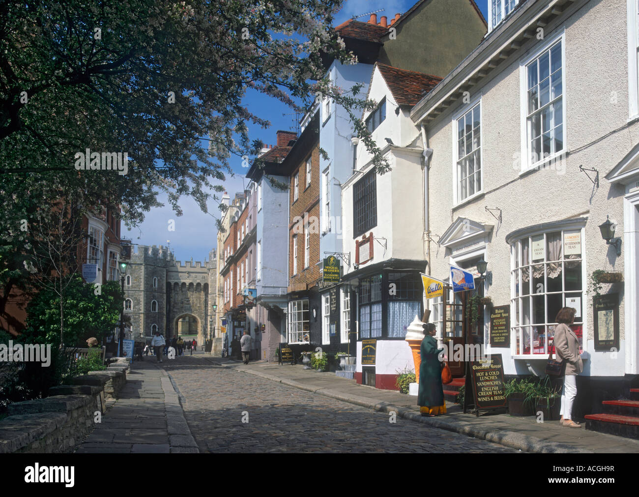 Rue historique de Windsor, rue pavée de l'église et boutiques traditionnelles menant à Chemin d'entrée du château de Windsor Berkshire Royaume-Uni Banque D'Images