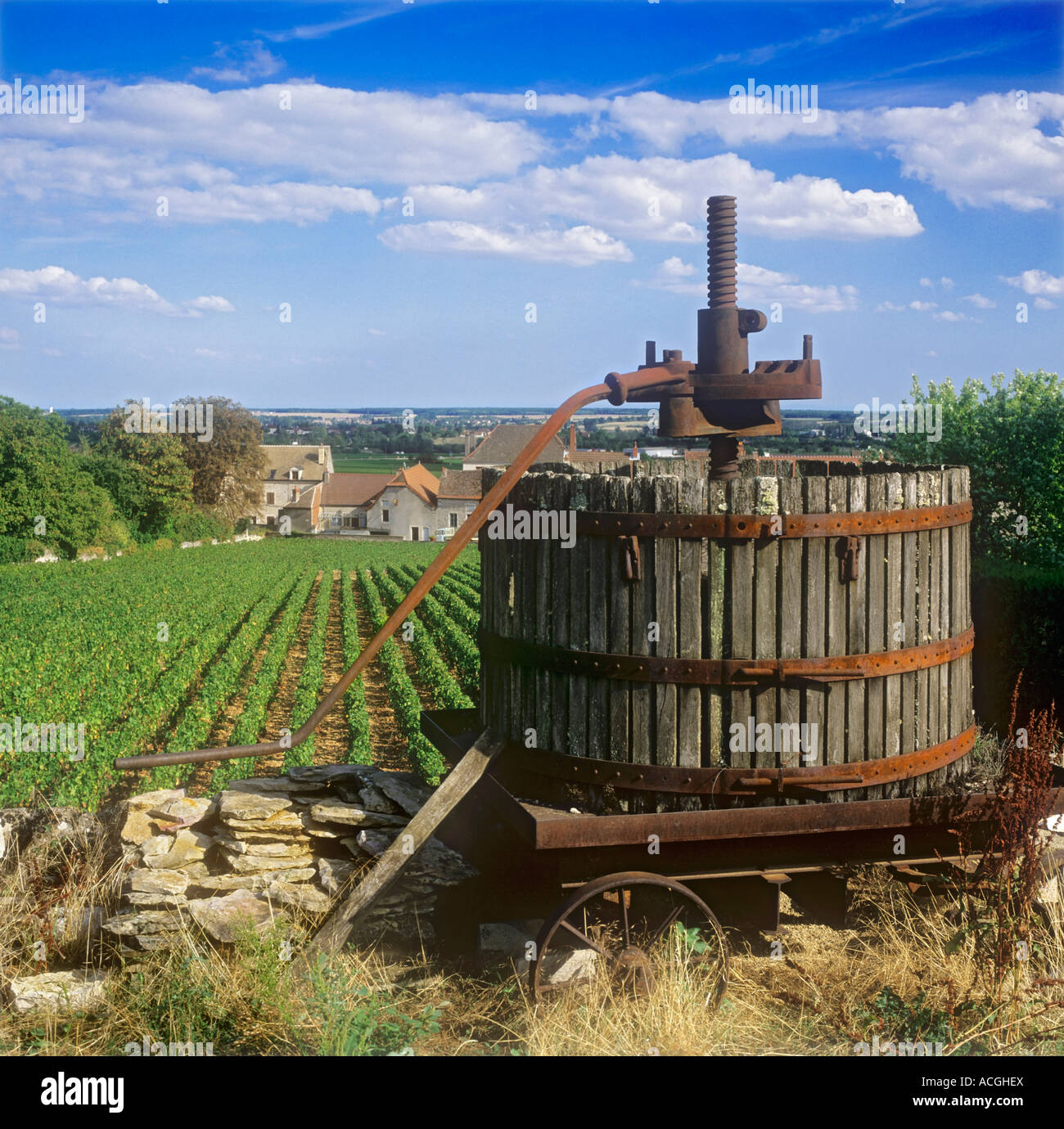 En bois ancien pressoir avec premier crus et le village de Chassagne Montrachet, Bourgogne, Côte d'or. France Banque D'Images