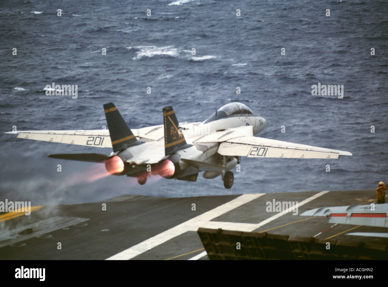 Les officiers de pont de vol lancer un U.S. Navy F/A-18C Hornet pendant les opérations de vol à partir du pont de l'USS John F. Kennedy (CV-67) Banque D'Images