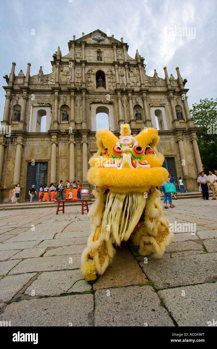 Des danseurs en costume Dragon Les ruines de Sao Paulo ou la Cathédrale Saint Paul à Macao Banque D'Images