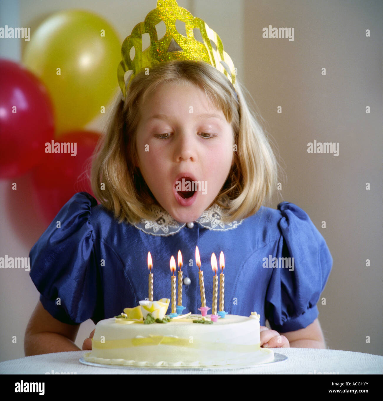 Celebration D Anniversaire Pour Un Enfant De 6 Ans Fille Blonde Souffle Les Bougies Sur Son Gateau Photo Stock Alamy