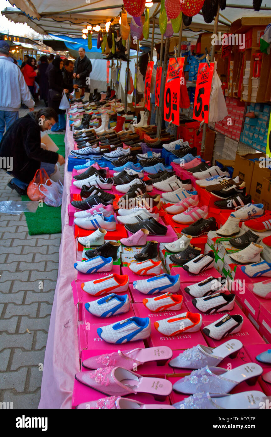 Chaussures à l'Türkenmarkt marché turc dans Kreuzberg à Berlin Allemagne Banque D'Images