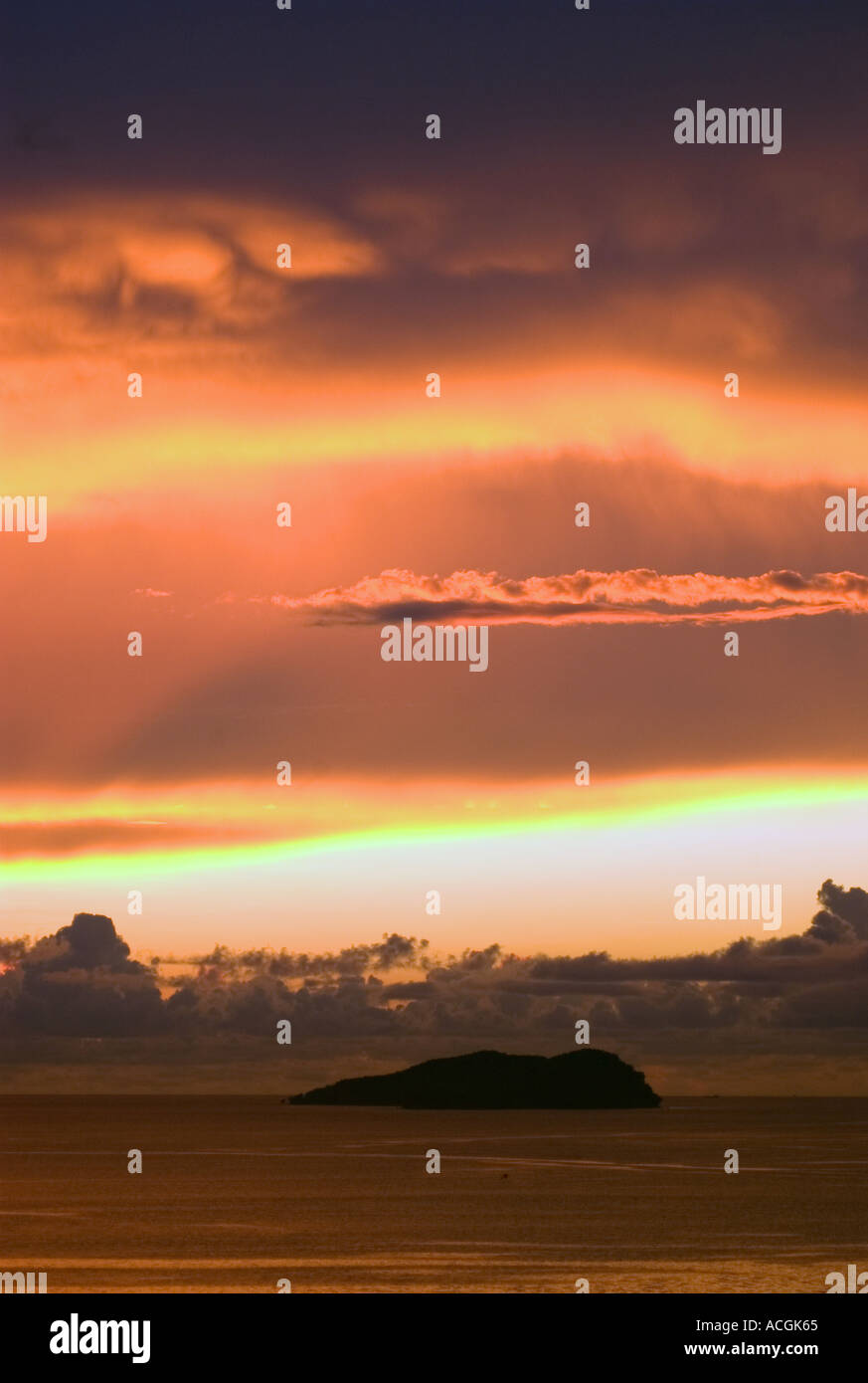 Coucher de soleil sur l'une des îles tropicales de Tungku Abdul Rahman marine park à Sabah, Borneo Banque D'Images