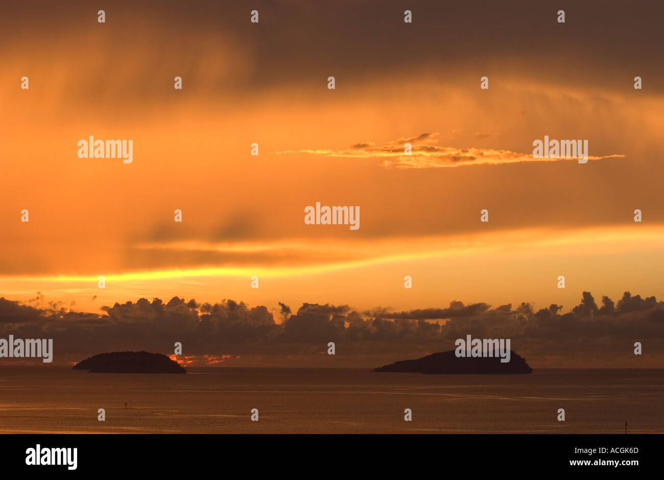 Coucher de soleil sur l'îles tropicales de Tungku Abdul Rahman marine park à Sabah, Borneo Banque D'Images