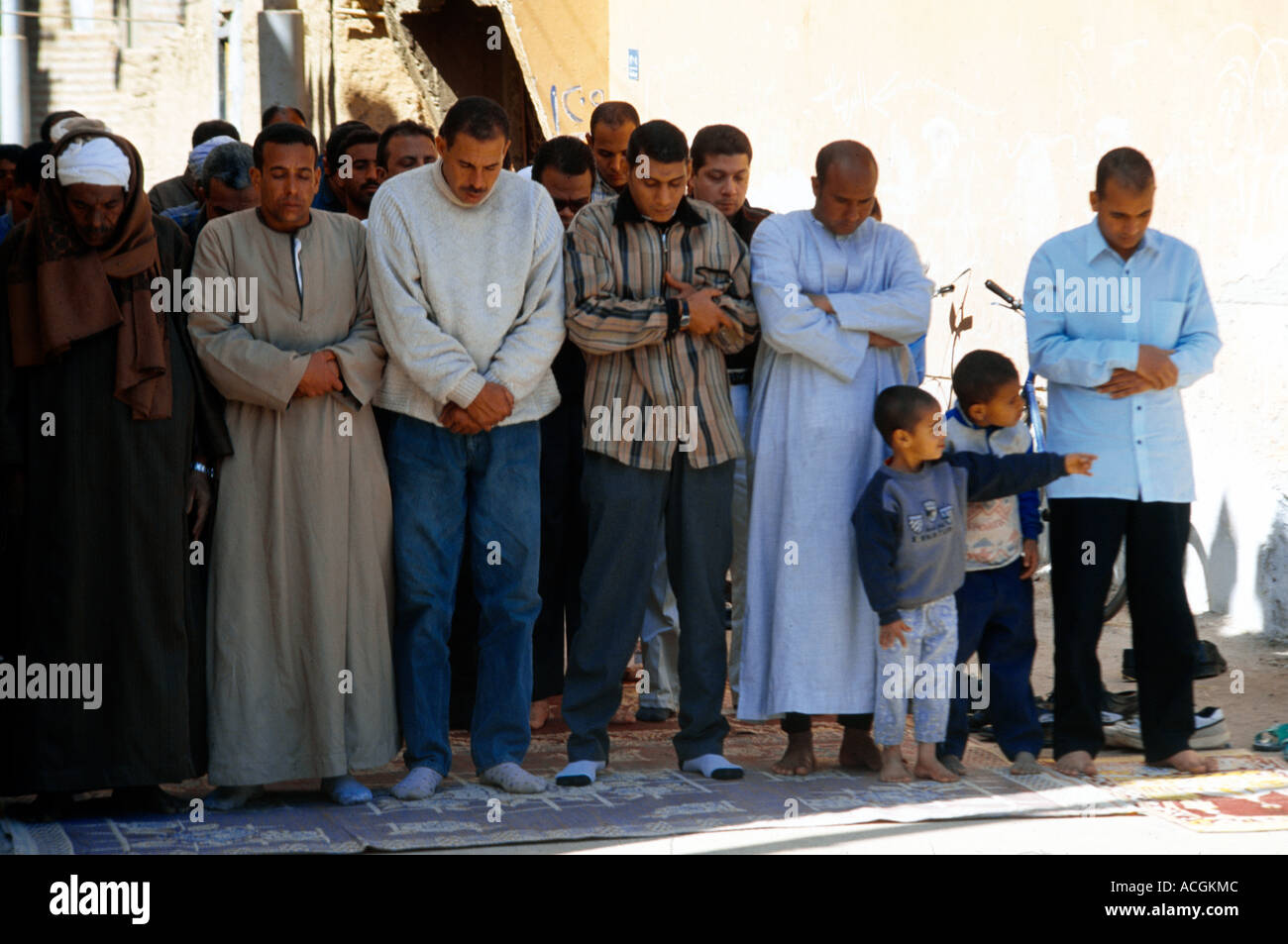 Luxor Egypte vendredi les hommes de prière prier dans Street Banque D'Images