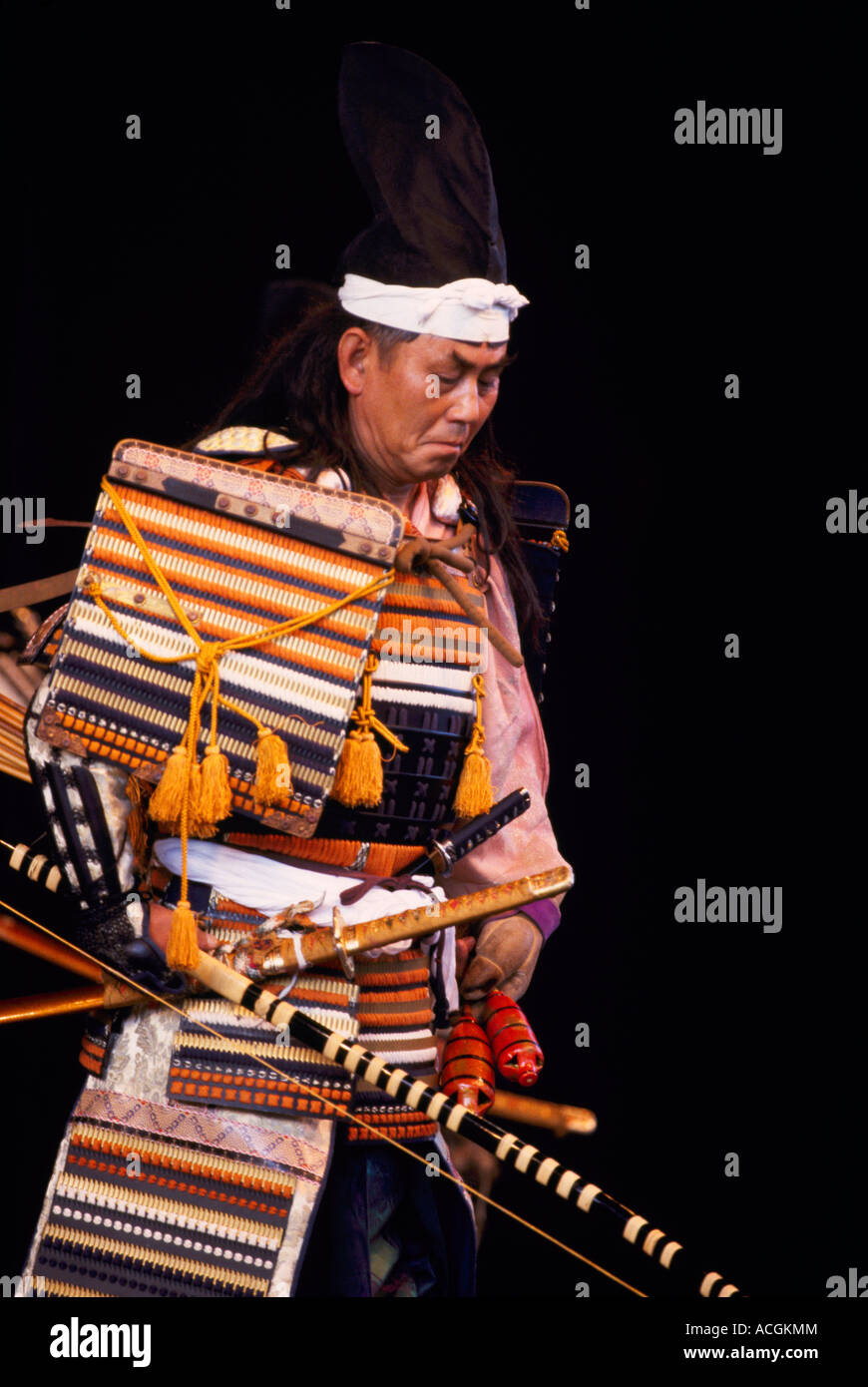 Un guerrier japonais acteur tir Arc et flèche en tir à l'étape rituelle de spectacles et de porter le costume traditionnel du Japon Banque D'Images