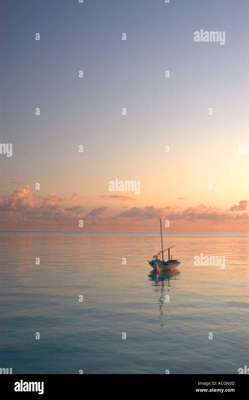 Un dhoni de pêche au coucher du soleil des Maldives Banque D'Images