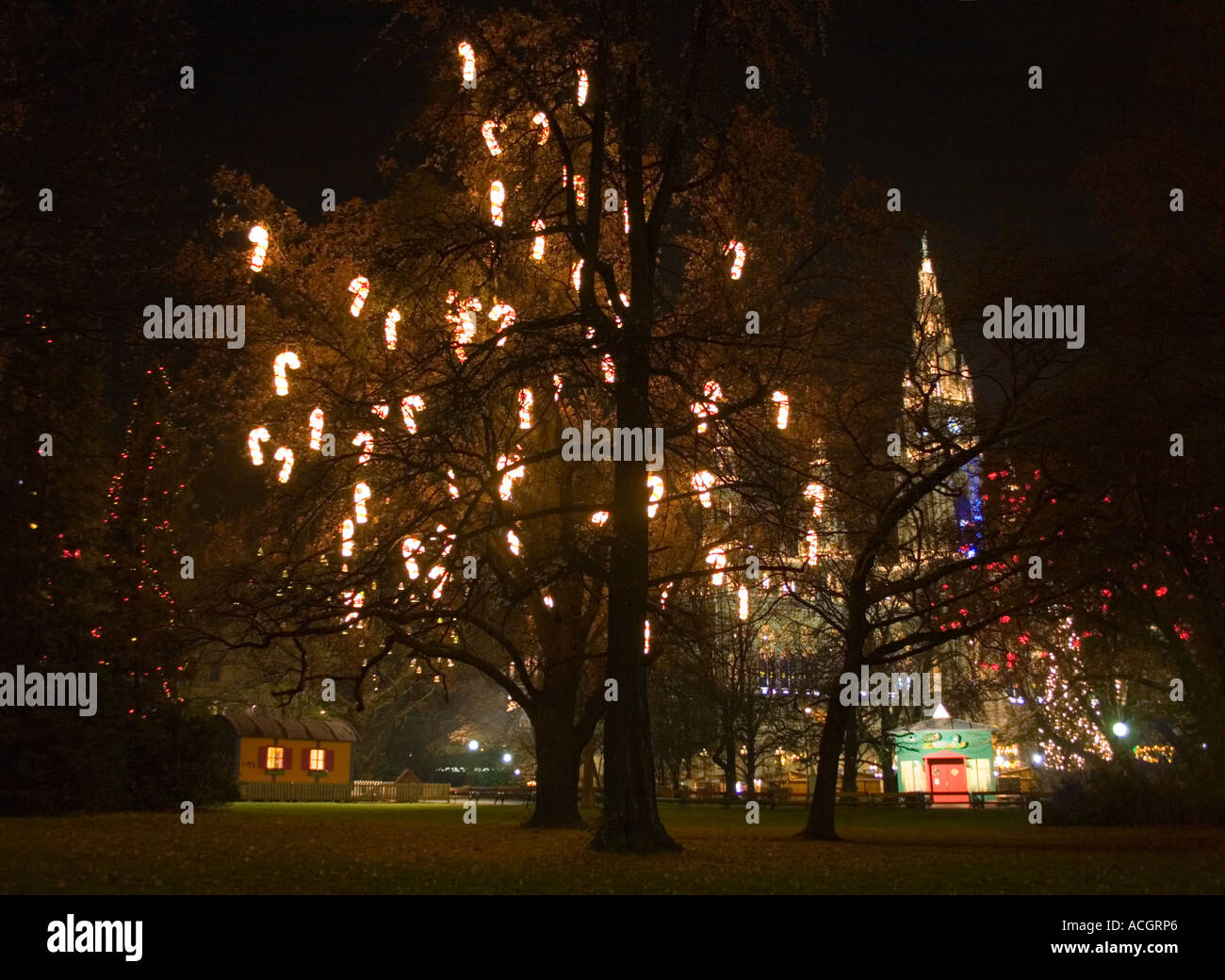L'Hôtel de ville Rathaus avec marché de Noël et des décorations dans la nuit Banque D'Images