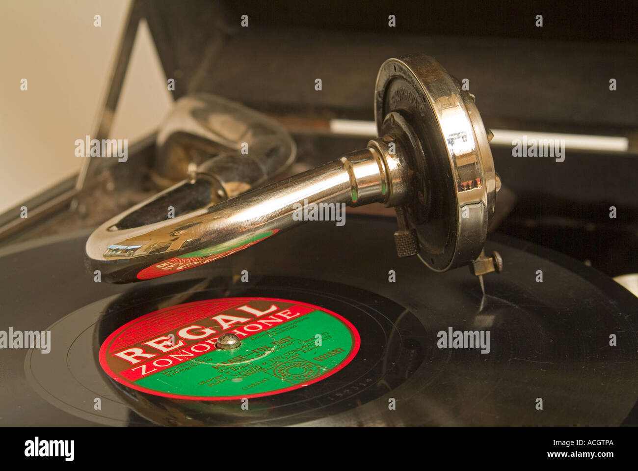 Une ancienne Rexoport 78 tours gramophone portable jusqu'à vent Banque D'Images