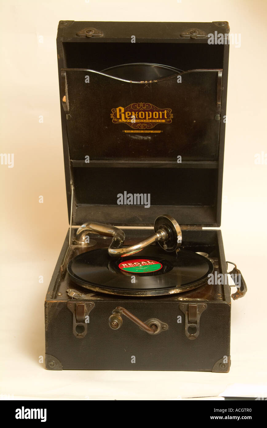 Une ancienne Rexoport 78 tours gramophone portable jusqu'à vent Banque D'Images