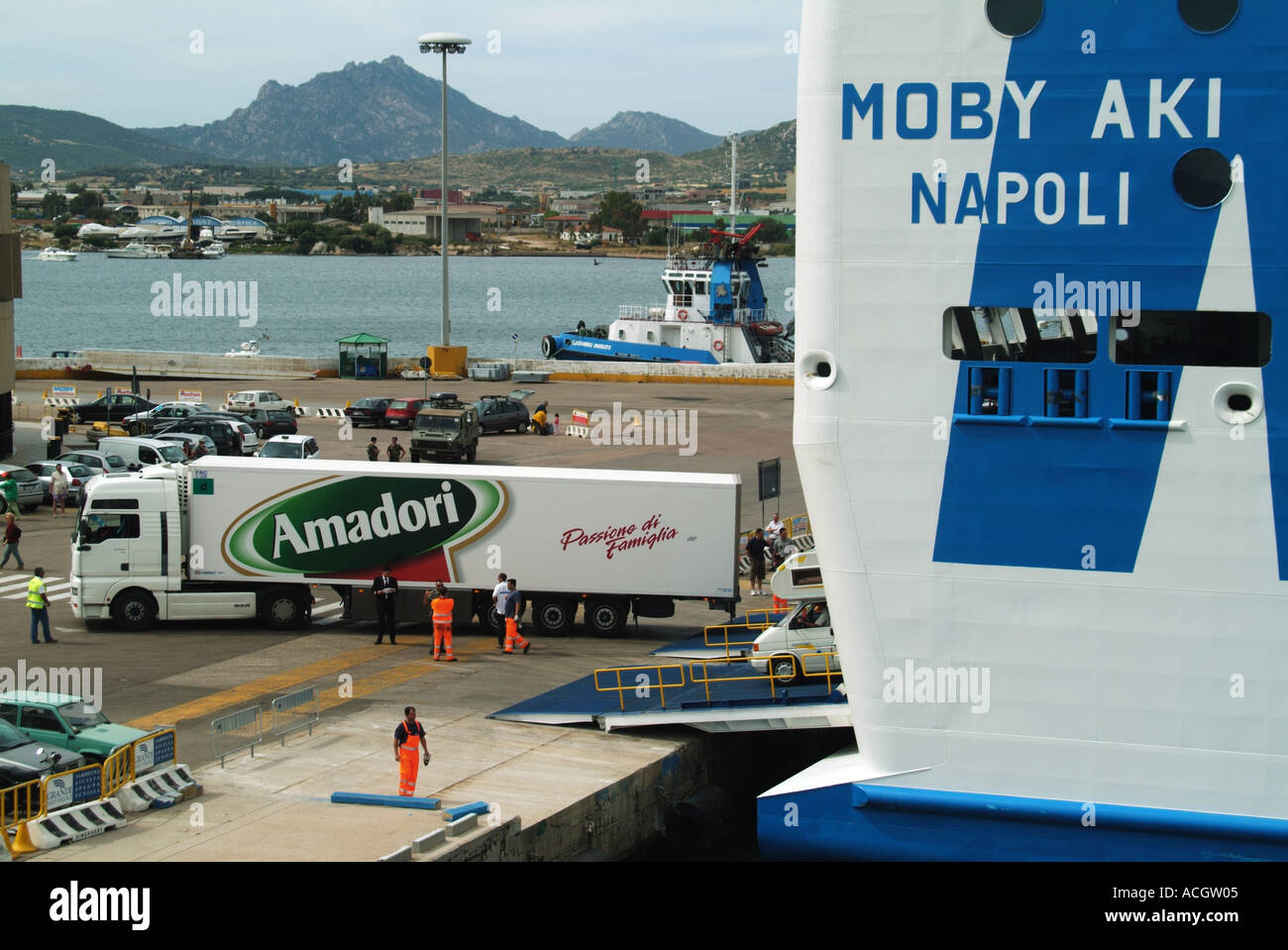 Sardina Olbia véhicules port débarquant d'arrière fin de quai roll on roll off ferry Banque D'Images