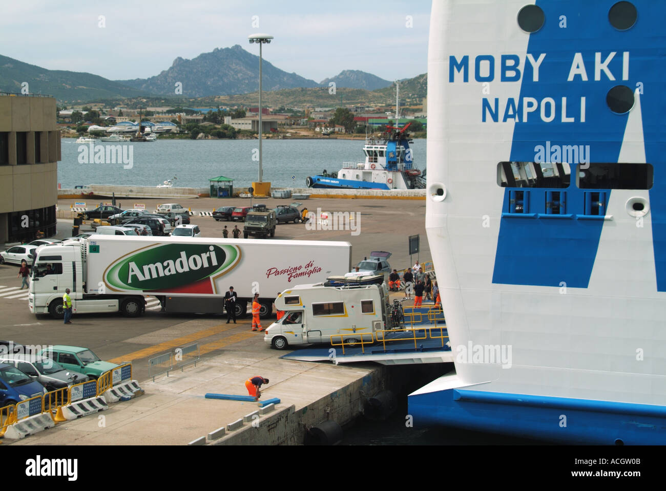 Port Olbia Sardaigne comprend les véhicules de camping-car & camions débarquant d'arrière fin de quai roll on roll off ferry Banque D'Images