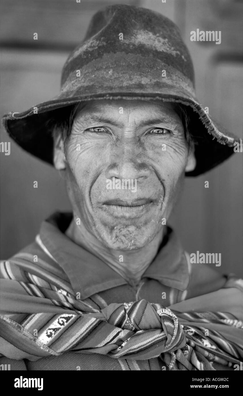 L'homme parlant Quechua dans la main, ce costume distinctif tribal Tarabuco est célèbre pour son marché de dimanche d'Amérique du Sud Bolivie Banque D'Images