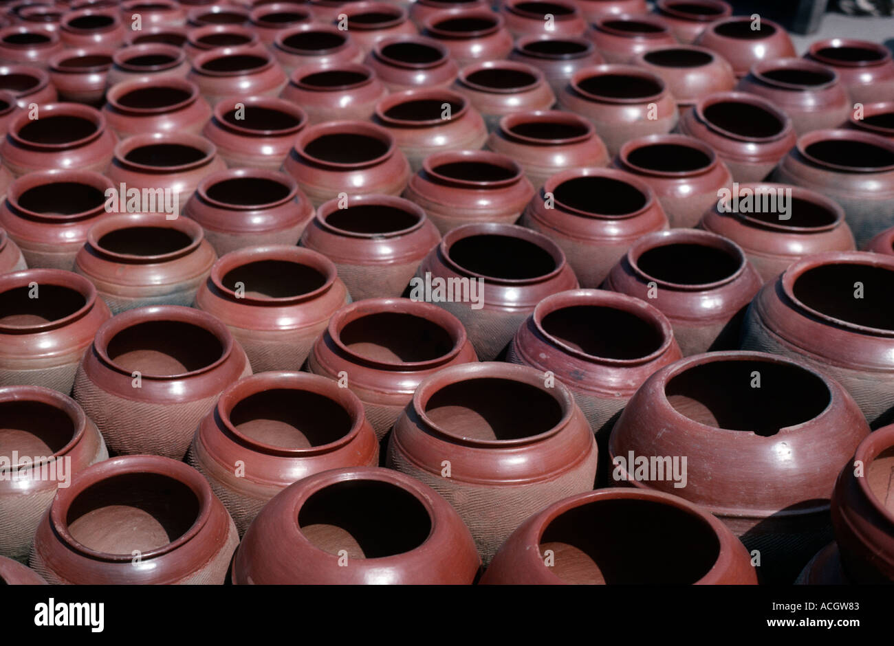 Sélection de la poterie africaine fait main for sale at market Banque D'Images